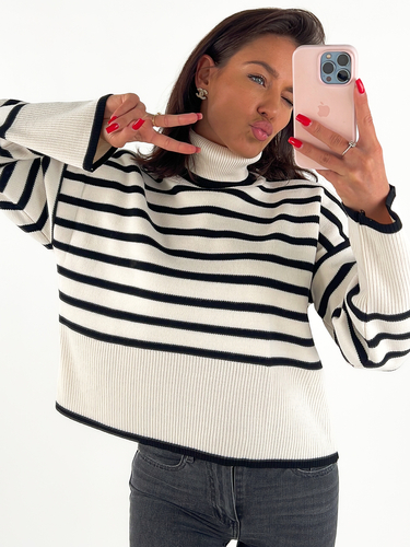 Loose-fitting turtleneck sweater with thin stripes white 5747
