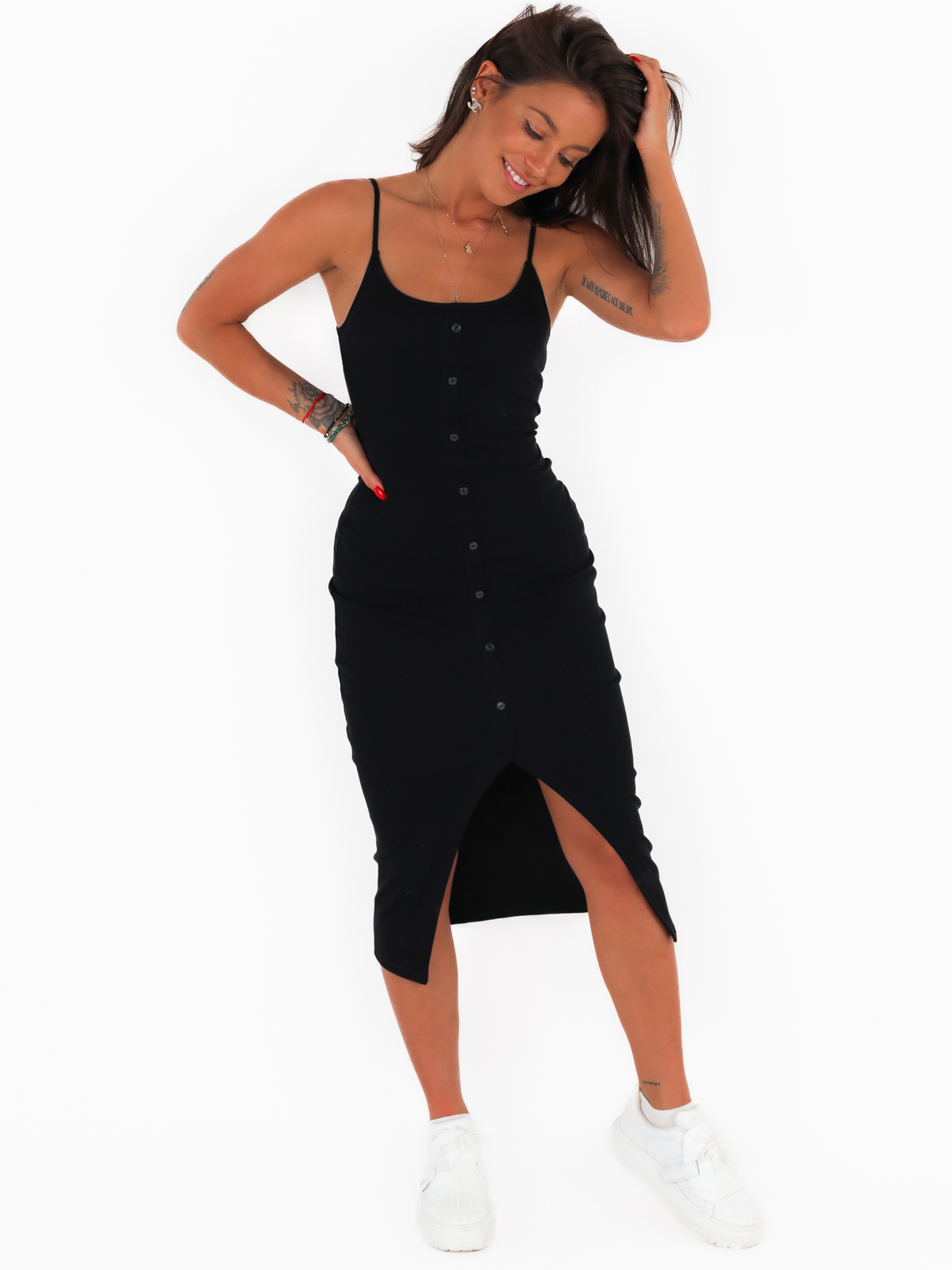 Ołówkowa dopasowana sukienka midi z guzikami na ramkach z prążka czarna c221